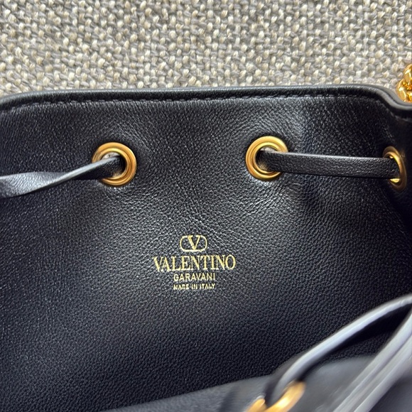 *SALE* Valentino AUTH MINI BUCKET BAG IN NAPPA WITH VLOGO SIGNATURE CHAIN EUC - Picture 6 of 16